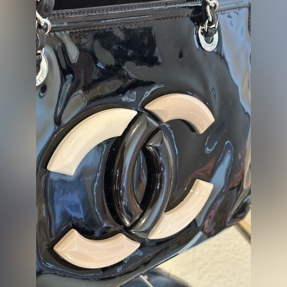CHANEL black & white authentic CC Lipstick Chain Shoulder Bag patent leather - Picture 8 of 11